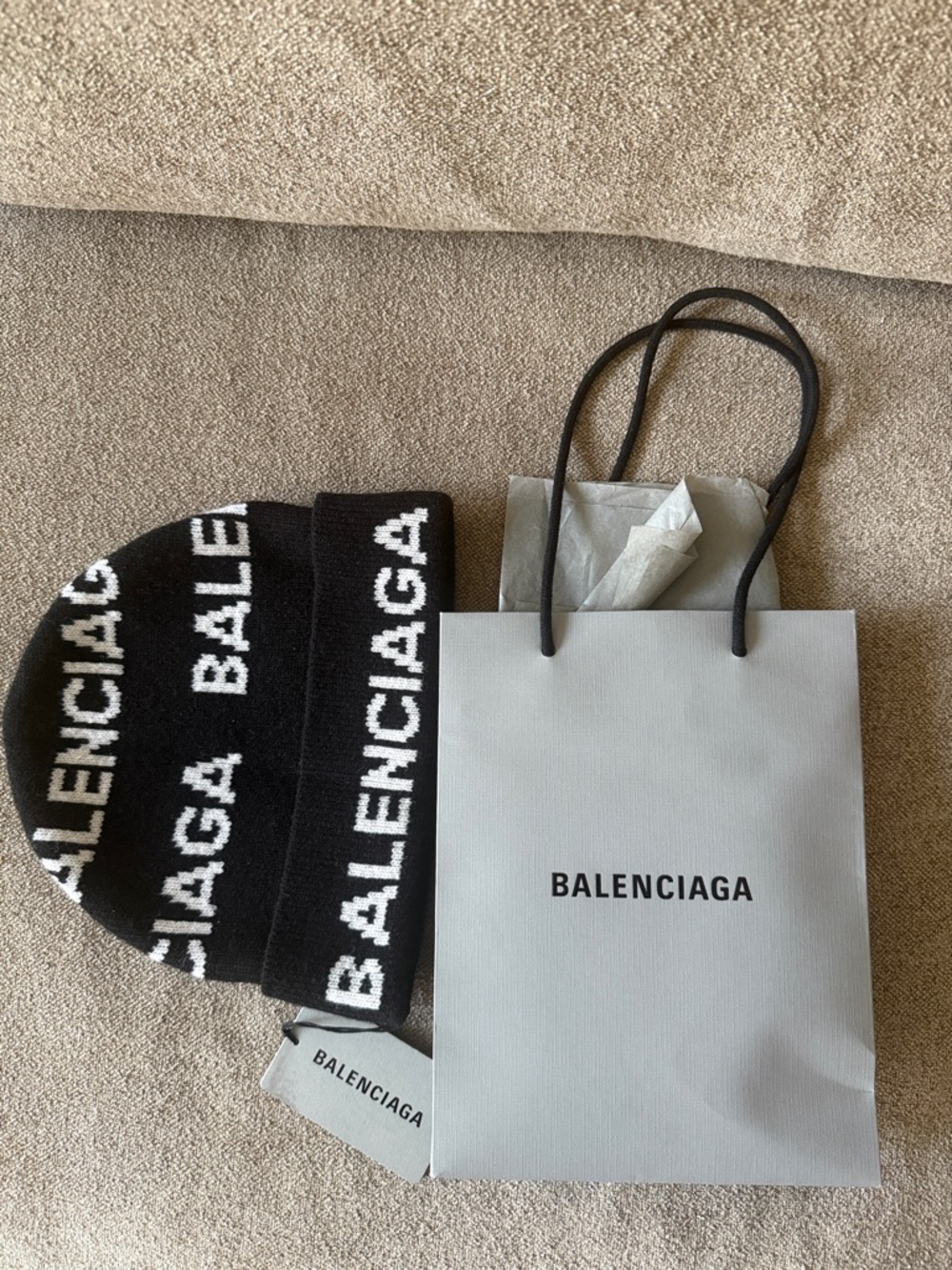 Balenciaga Black and White Logo Knit Cuff Beanie - Picture 4 of 5